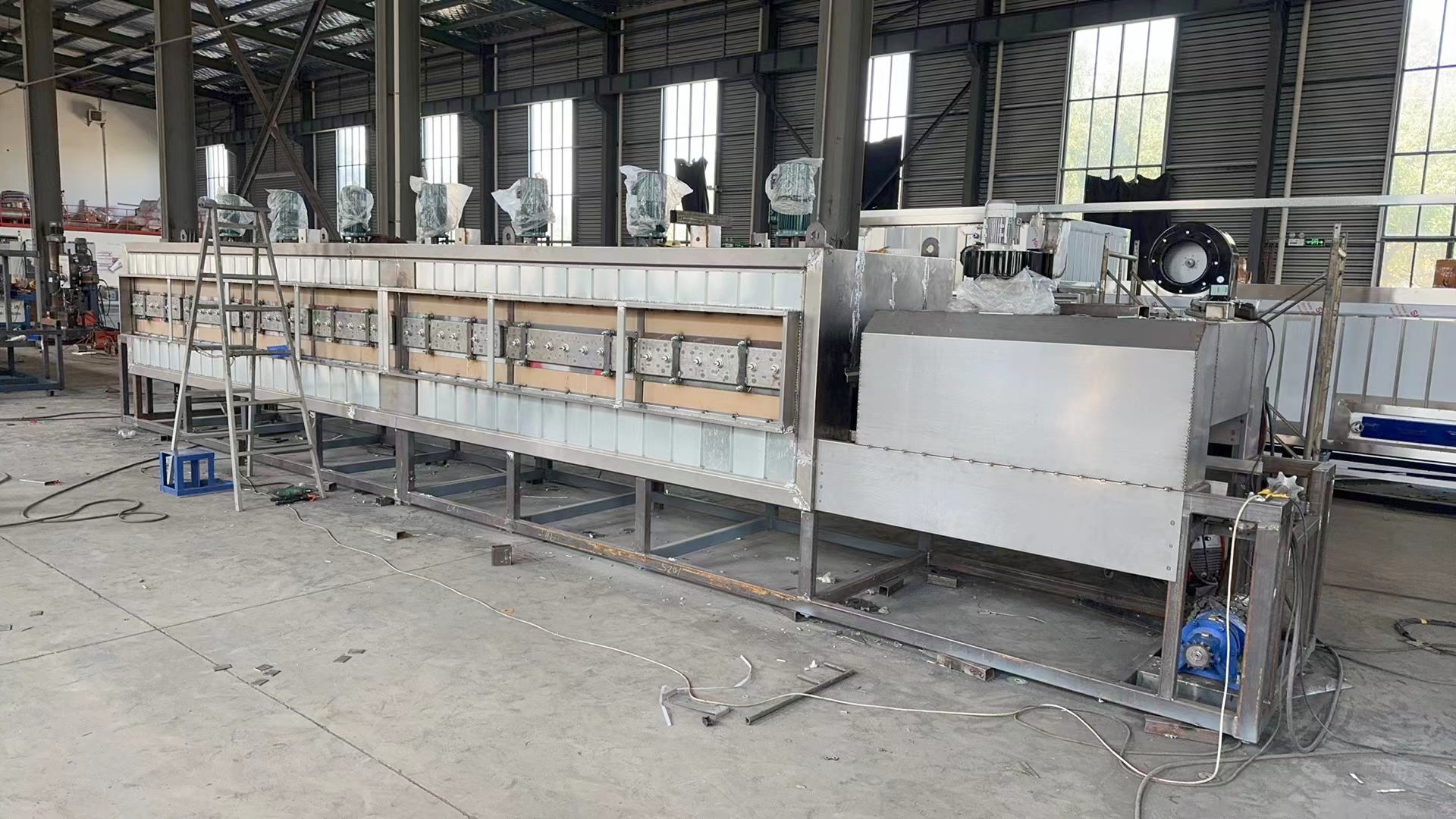 隧道式网带炉加工制造现场